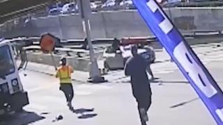 Aracın üzerine vinç devrildi