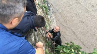 Debisi yükselen derede mahsur kaldı