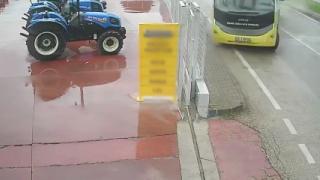 Bursa'da halk otobüsü refüjü aşıp yoldan çıktı