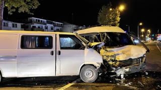 Kontrolden çıkan öğrenci servisi minibüsle çarpıştı