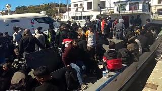 Foça açıklarında 300'e yakın düzensiz göçmen yakalandı