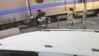 Tramvaya çarpan motosikletteki yolcu metrelerce sürüklendi