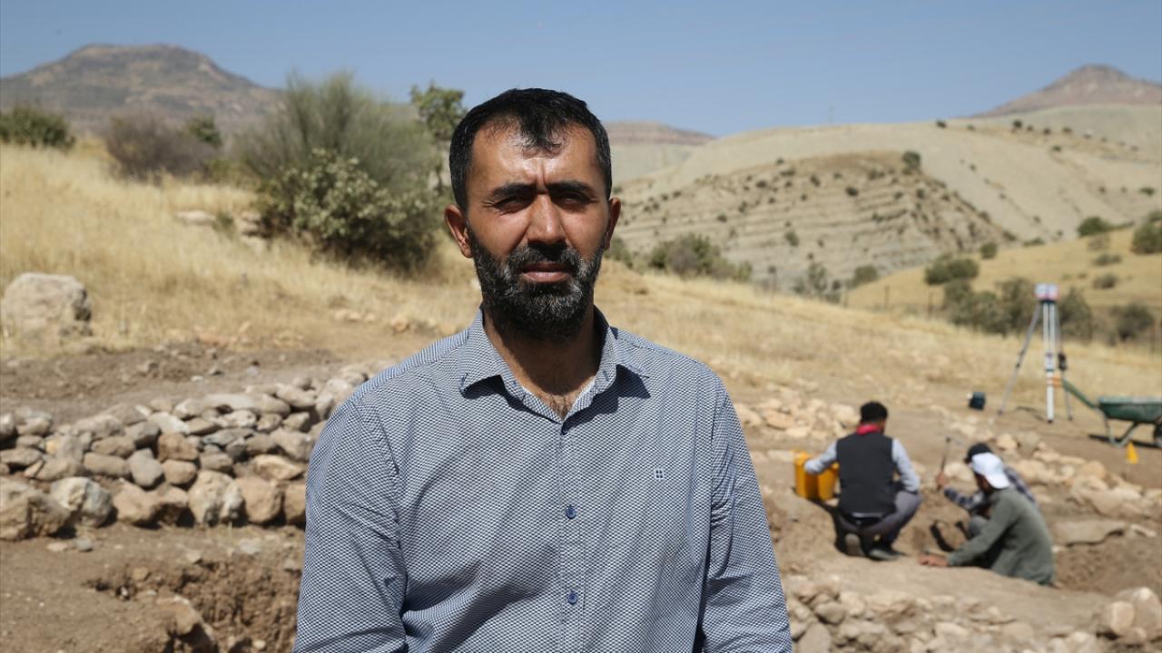 Çok fazla boncuk bulunduğu için "Boncuklu Tarla" adı verilmiş