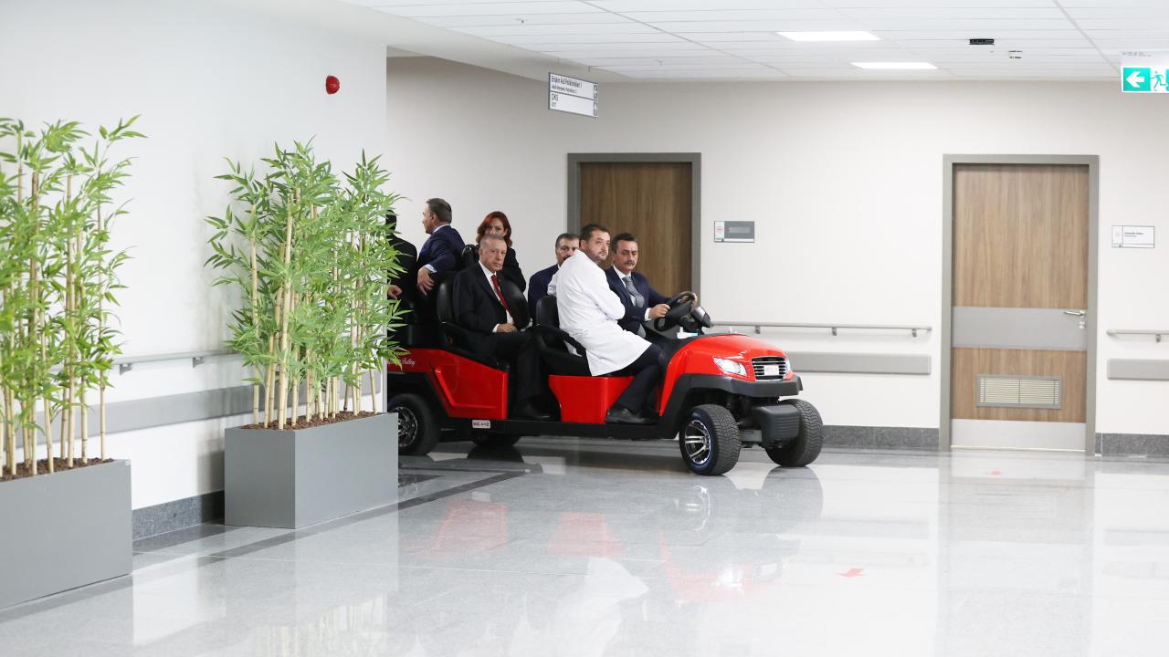 "O dönemde hastanelerden, yaşlı bakımevlerinden yansıyan insanlık adına yüz kızartıcı manzaraları hepimiz gayet iyi biliyoruz"