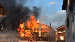 Sultanbeyli'de tencere imalathanesinde yangın