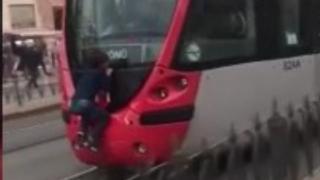 6 yaşındaki çocuğun tehlikeli tramvay yolculuğu kamerada