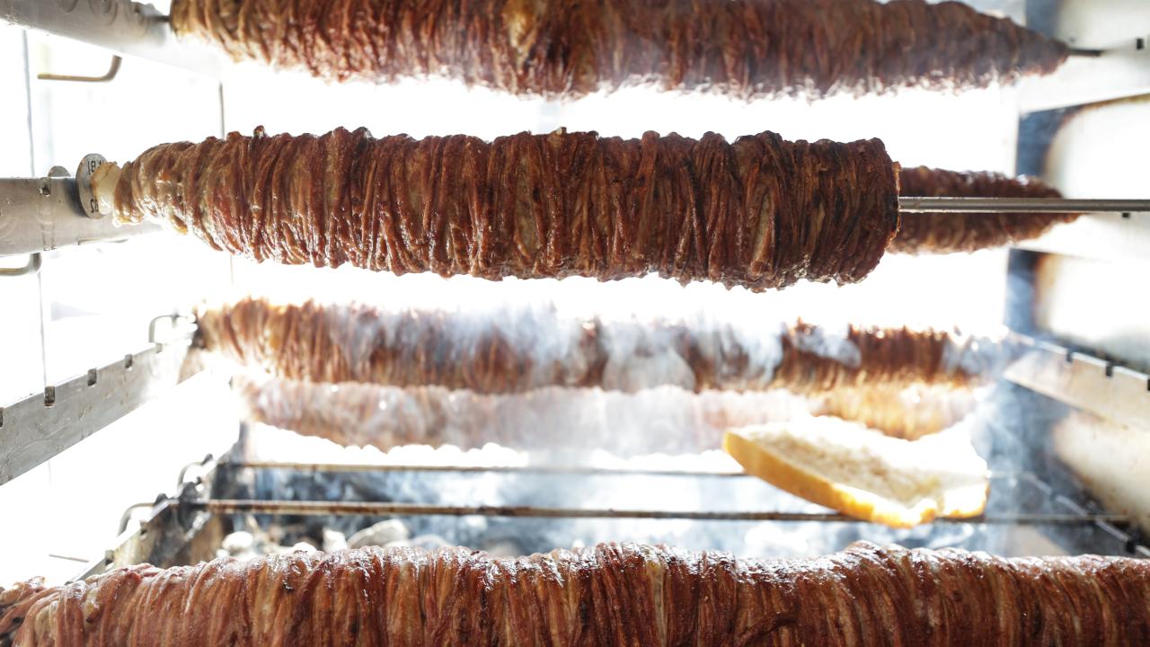 Kokoreç gastronomi bölümünde anlatılıyor