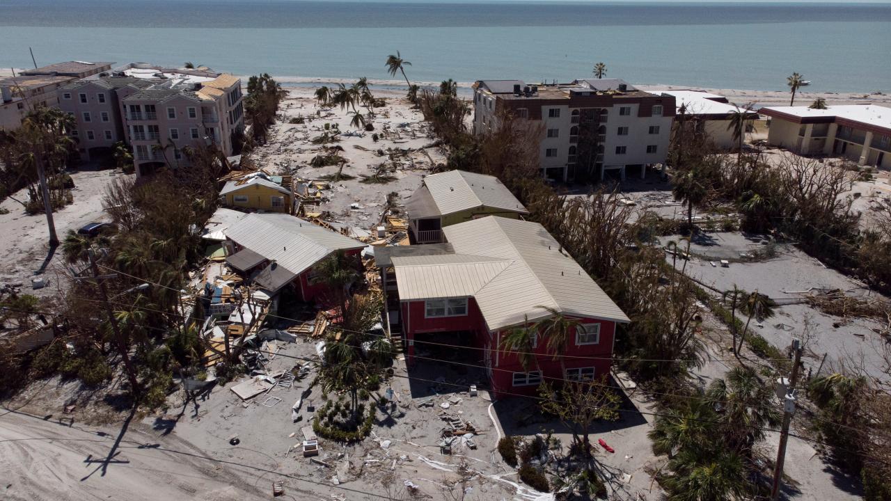 Kasırga arkasında büyük yıkım bıraktı