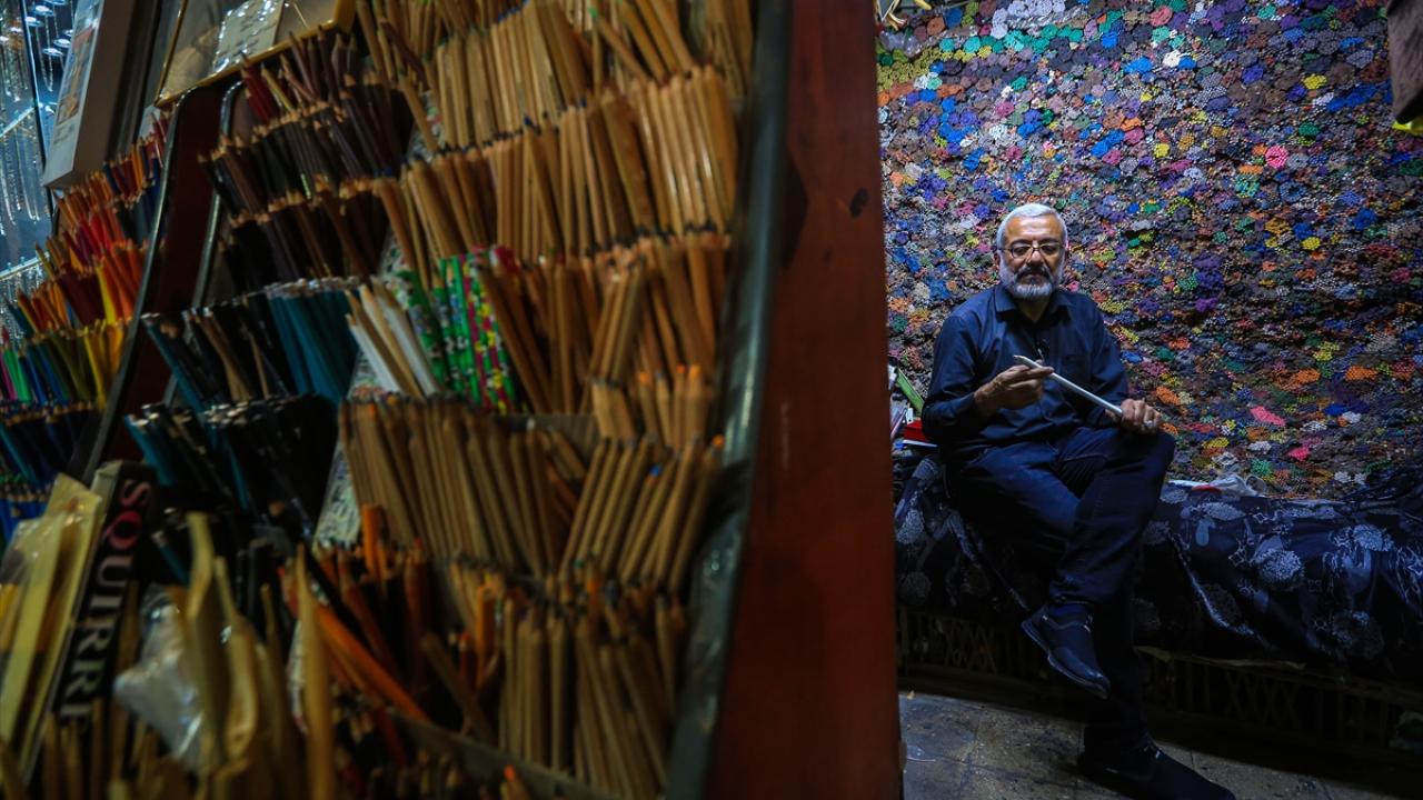 "Ziyarete gelenlere bedava kalemler hediye ediyorum"