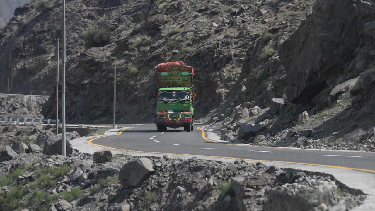 Dünyanın en tehlikeli yollarından biri "Karakurum Geçidi" | TRT Haber Foto Galeri