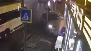 El freni çekilmeyen otomobil iş yerine çarptı