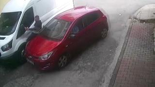 2 araç arasında sıkıştı