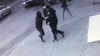 Telefon hırsızları kamerada: Birinin elinden, diğerinin kulağından çaldılar