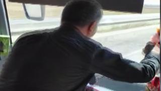 Seyir halindeki otobüsün şoförü ayağa kalkıp halay çekti