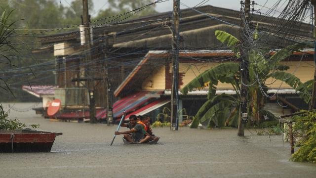 Tayland'ın başkenti Bangkok'ta sel 700 bin kişiyi etkiledi haber görseli