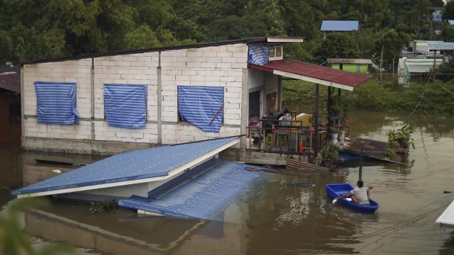 Tayland'da şiddetli yağışların yol açtığı seller 3,5 milyondan fazla kişiyi etkiledi haber görseli