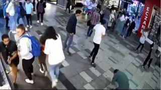 Yürürken yüzüne mermi isabet etti: O anlar kamerada