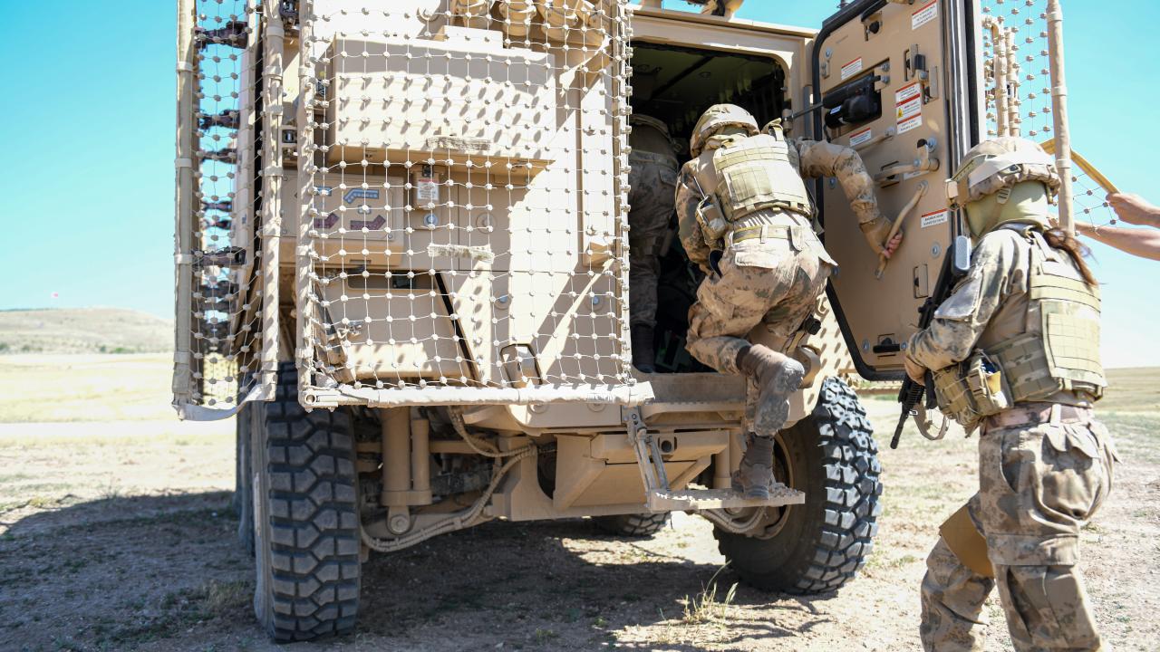 "Çalının arkasını görüyor"