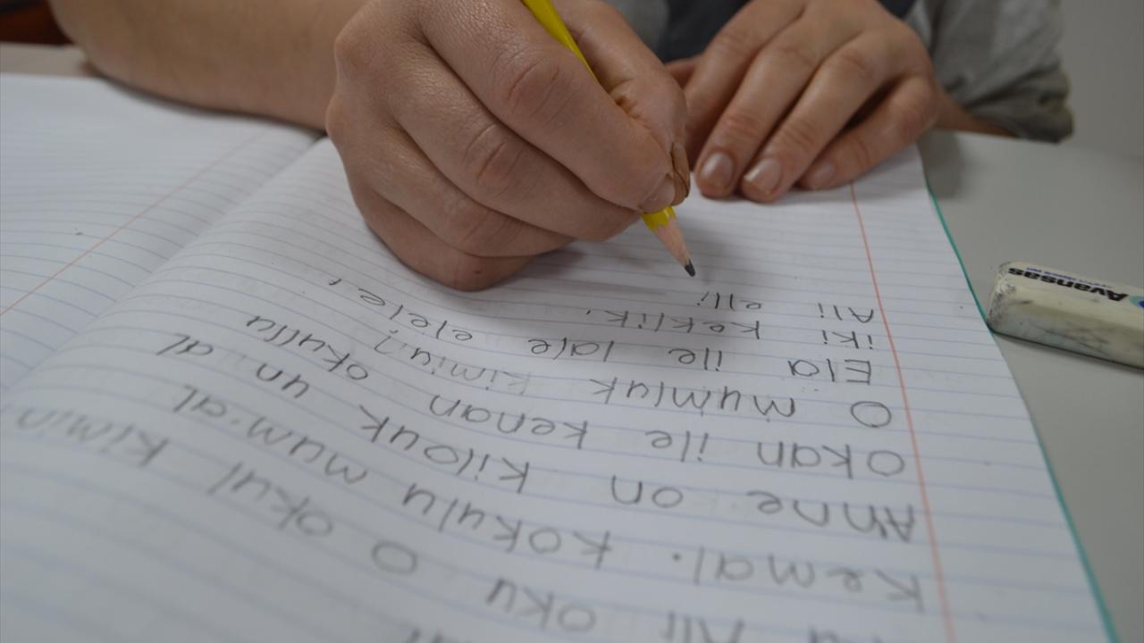 Hayatlarındaki okuma yazma bilmeme eksikliğini giderdiler