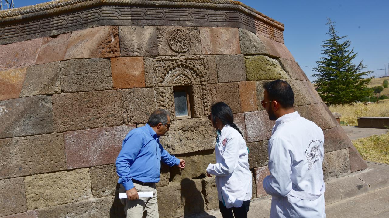 "Kayı Boyu`nun reisi Kaya Alp ve Ahlatşahlar Beyliği kurucusu Sökmen El Kutbi Ahlat`ta vefat etti"