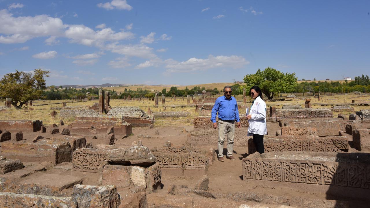 "Mezarlar bulunmazsa Türk büyüklerinin hatırasına makam oluşturulabilir"