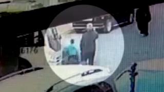 Yola fırlayan çocuk ölümden kıl payı kurtuldu: O anlar kamerada