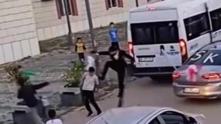 Düğün konvoyunun önünü kesen çocuklara tekme attı