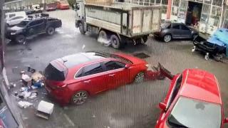 Lastiği patlayan kamyon park halindeki aracın tamponunu parçaladı