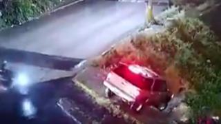 Meksika'da kanalizasyona düşen araçtan son anda kurtuldular