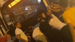 Halk otobüsün altında kalan yaşlı adamı otobüsü kaldırarak kurtardılar