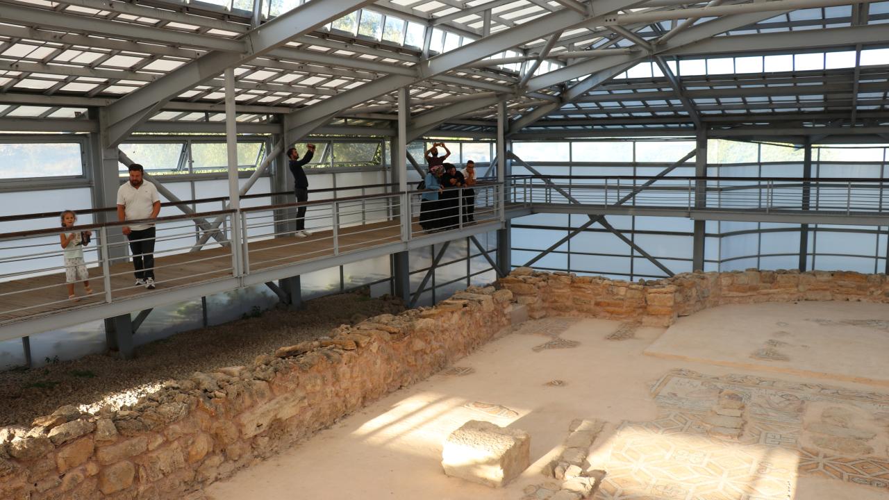 "Yaz aylarında ayda yaklaşık 10 bin turisti misafir ediyoruz"