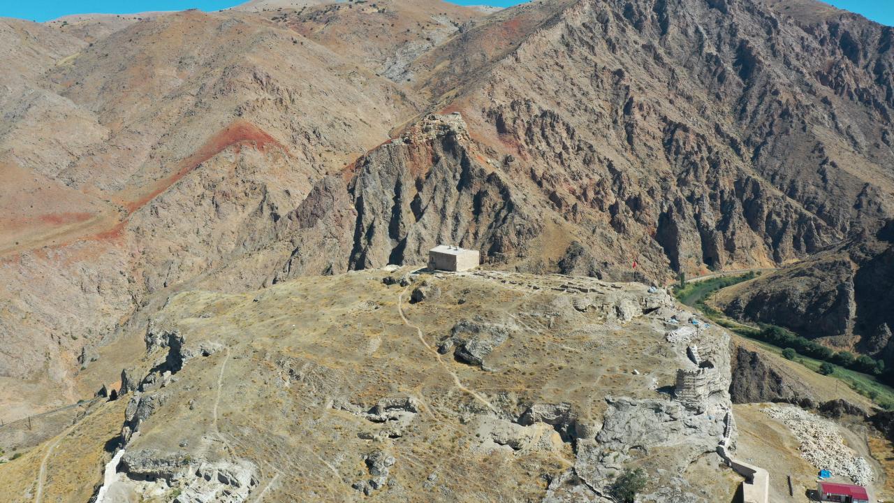 Divriği`deki kalelerin tarihi hakkında bilgi veren Papaker, şunları söyledi: