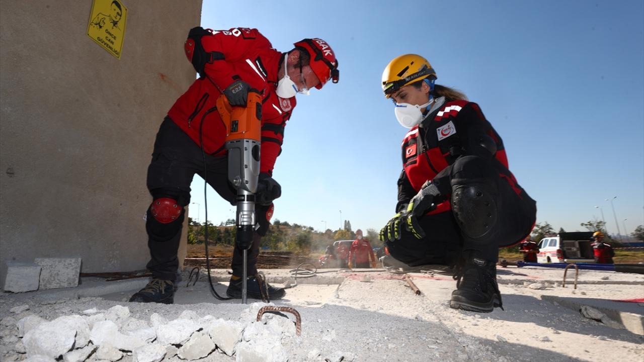 "Arama kurtarma ekibi geldi, sesimi duyan var mı?"