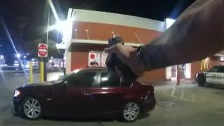 ABD'de polis bir genci arabadan inmediği için vurdu