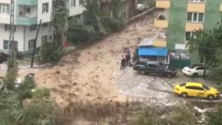 Artvin'i sağanak ve dolu vurdu: Yollar çamurla kaplandı