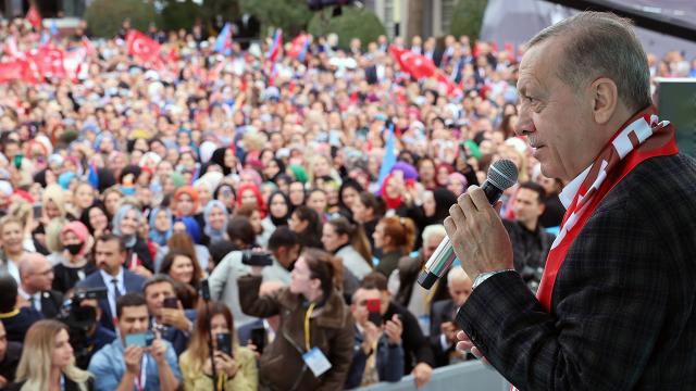 Cumhurbaşkanı Erdoğan: Faiz inmeye devam edecek kimse bize akıl vermesin