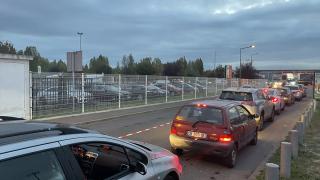 Fransa'da akaryakıt almak isteyenler uzun kuyruklar oluşturdu