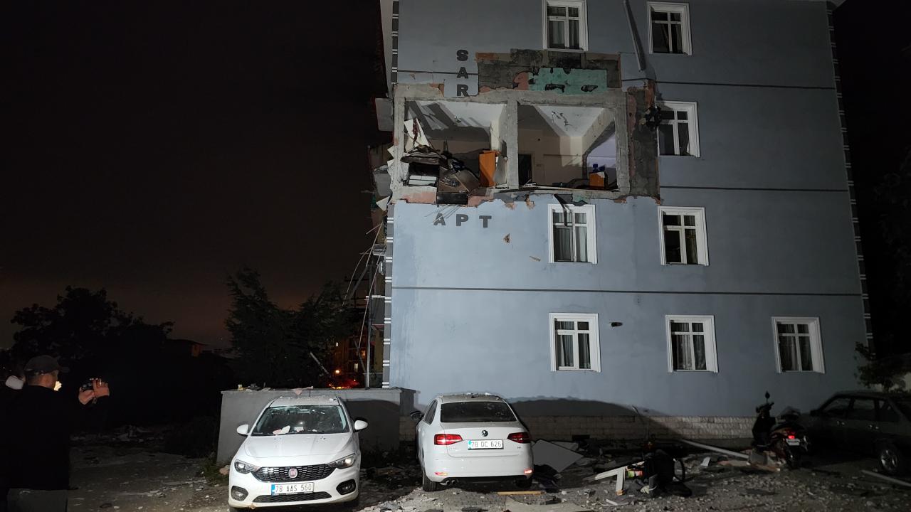 Yaralılardan Uğur Dinçel de gece patlama sesiyle uyandıklarını anlattı.