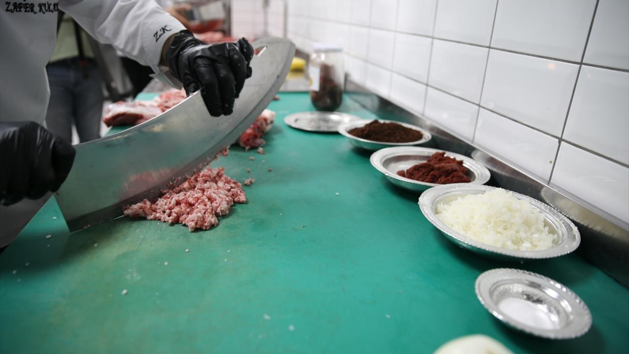 Şanlıurfa`da lahmacun soğanlı yapılıyor