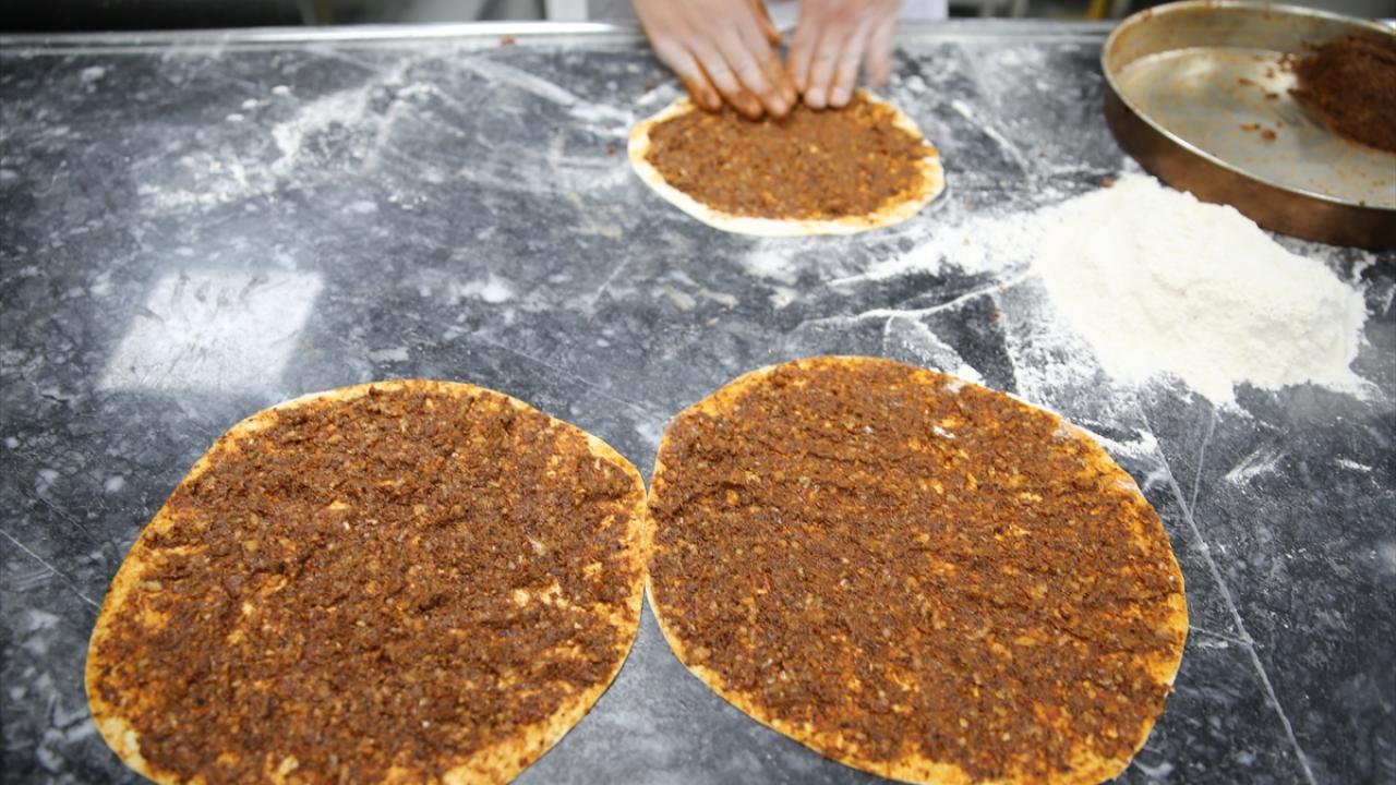 "İsot ve domates salçamızla yapılır"