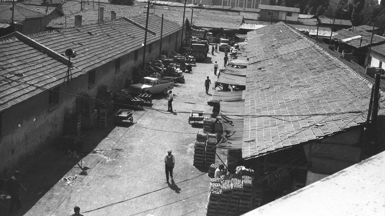 1977 yılında Ankara Toptancı Sebze Hali`nin genel görünümü. (Arşiv)