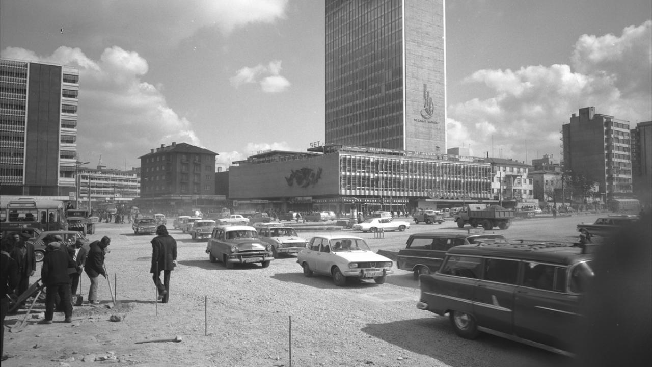 18 Mart 1974`te Kızılay Meydanı. (Arşiv)