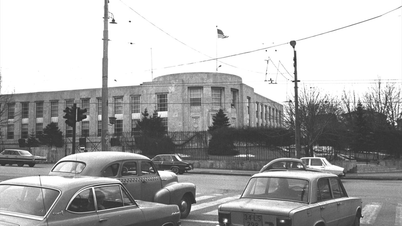 7 Nisan 1975`te ABD Büyükelçiliği Binası`nın genel görünümü. (Arşiv)