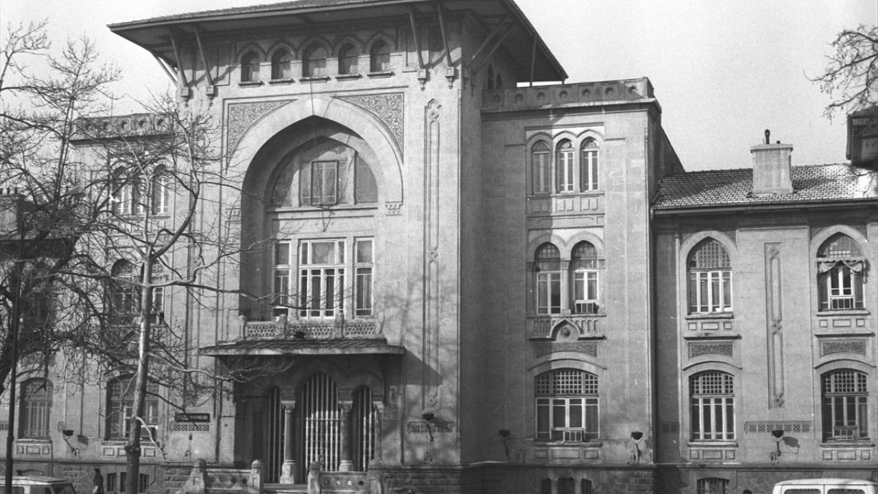 1975`te Ulus Maliye Bakanlığı binasının genel görünümü. (Arşiv)