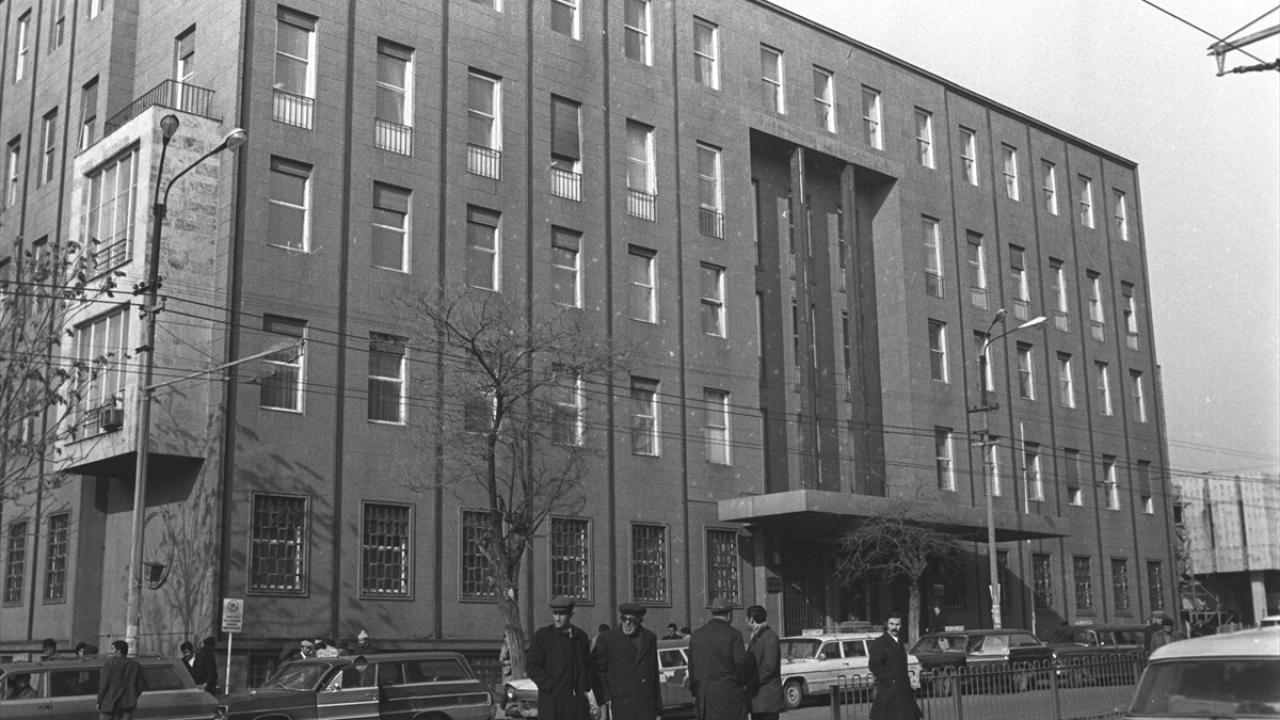 1975 yılında Merkez Bankası`nın Ulus`taki ilk binası. (Arşiv)