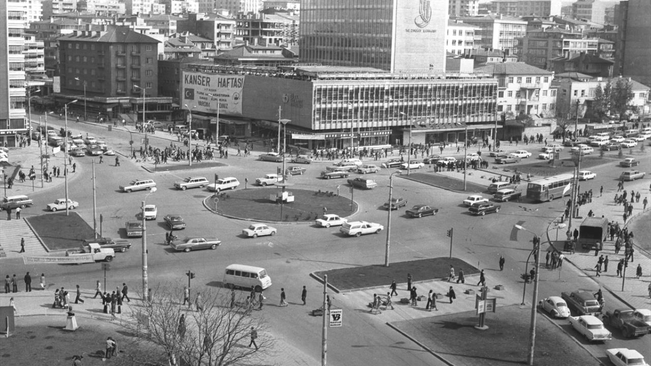 1973`te Kızılay Meydanı`nın genel görünümü. (Arşiv)
