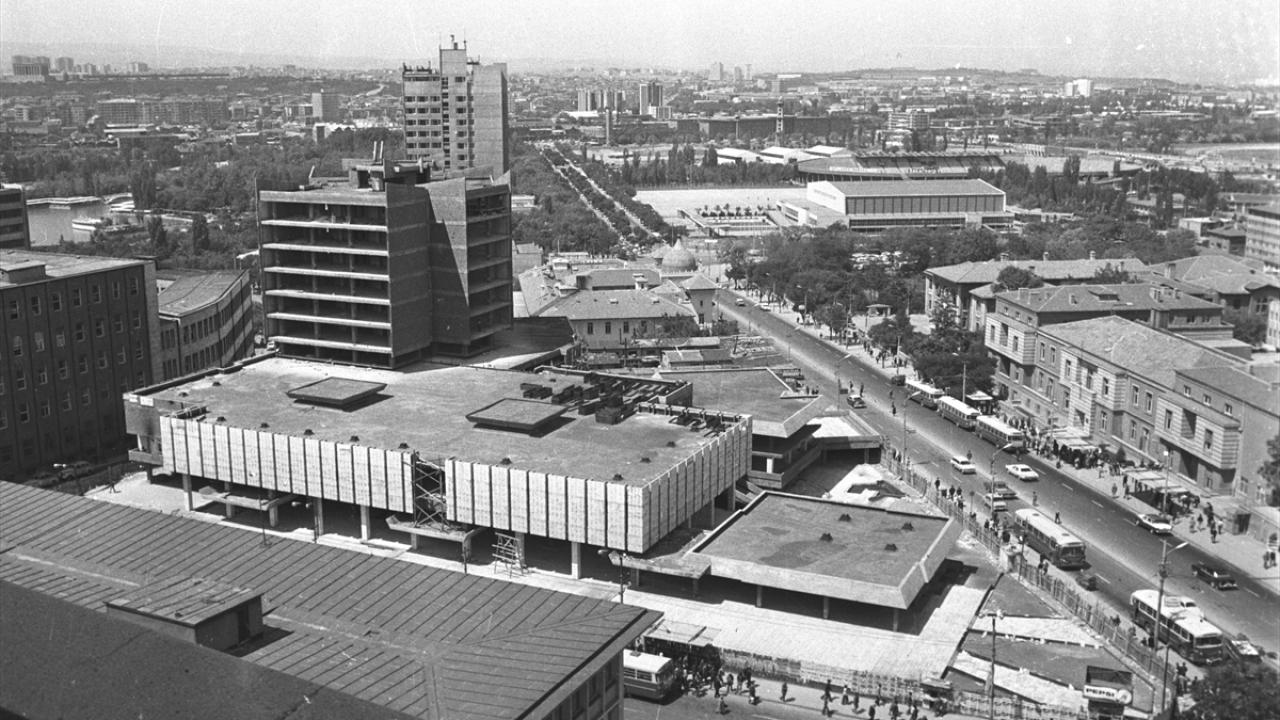 1973`te Ulus`tan istasyona kadar uzanan cadde. (Arşiv)