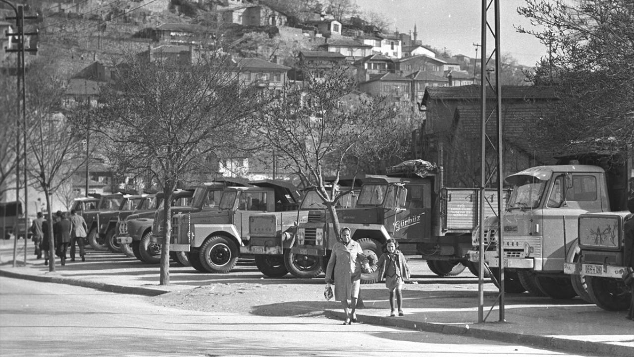 1973`te Ankara Altındağ eteğinde Bentderesi`nde bekleyen kamyonlar. (Arşiv)