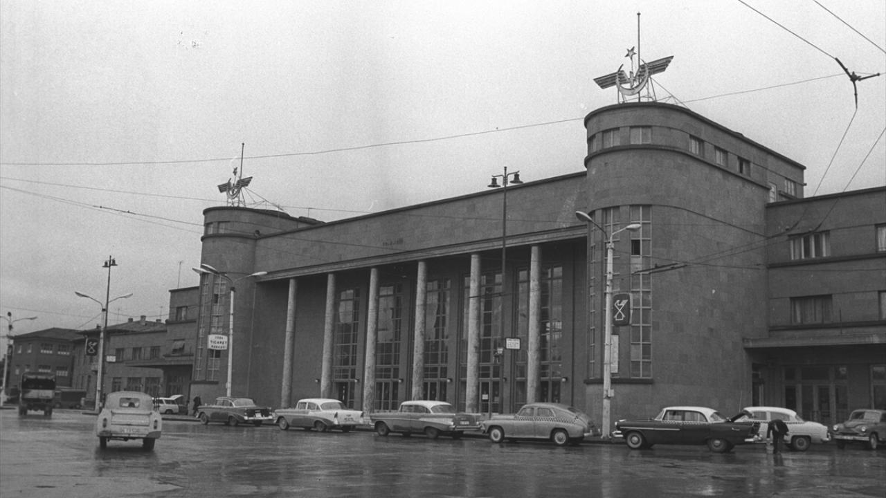 1972`de Ankara Gar Binası ve yolcu bekleyen damalı taksiler. (Arşiv)