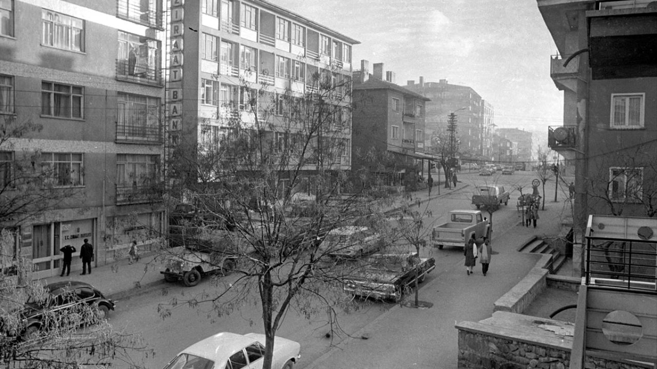 12 Şubat 1971`de Küçükesat Caddesi genel görünümü. (Arşiv)